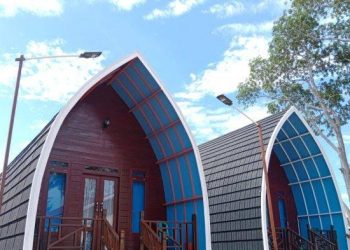 Desa Sekerat yang terletak di Kecamatan Bengalon, Kabupaten Kutai Timur (Kutim) memiliki pantai dan sejumlah spot wisata yang indah.