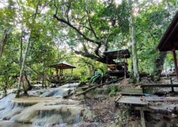 Air Terjun Tangga Bidadari merupakan salah satu potensi wisata tersembunyi di Tuah Bumi Untung Benua, julukan Kabupaten Kutai Timur (Kutim), Provinsi Kalimantan Timur (Kaltim)