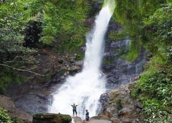 Air terjun yang dinamai  Embang Lemun tersebut berlokasi di Desa Benhes, Kecamatan Muara Wahau, sekitar enam jam perjalanan dari kota sangatta Kutim.