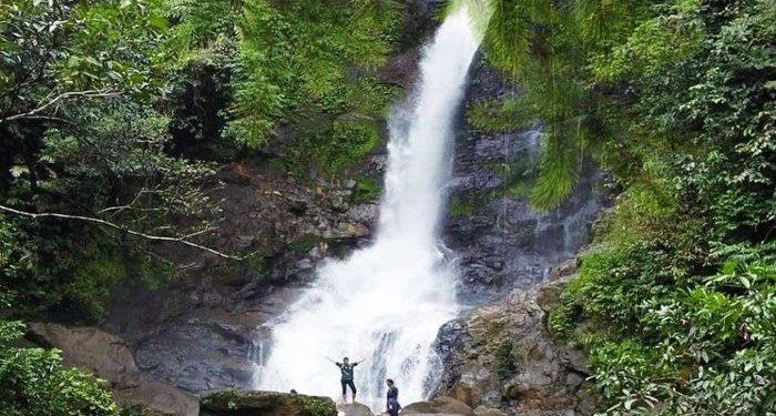Air terjun yang dinamai  Embang Lemun tersebut berlokasi di Desa Benhes, Kecamatan Muara Wahau, sekitar enam jam perjalanan dari kota sangatta Kutim.