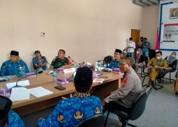 Bupati Kabupaten Kutai Timur (Kutim) melakukan pemantauan Pilkades serentak yang akan dilaksanakan di 77 desa dari 17 kecamatan yang ada di Kutim secara virtual