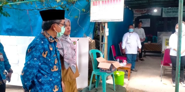 Ardiansyah Sulaiman Berkunjung ke TPS RT 54, Kecamatan Sangatta Utara, menyayangkan banyak masyarakat yang tak mencoblos calon kepala desa